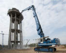 20120402_142504 Liebherr984 alla demolizione della torre piezometrica.jpg